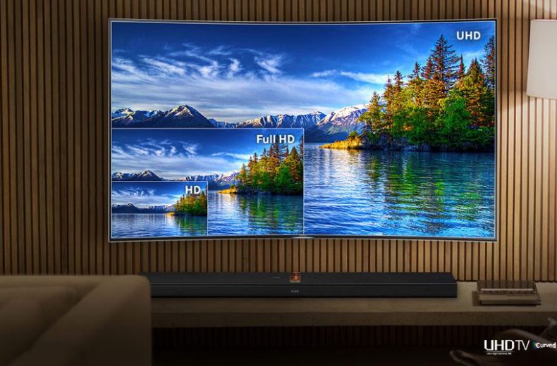 UHD TV Curved in a living room